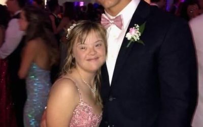 Il quarterback stellare ha chiesto a mia figlia con la sindrome di Down di accompagnarlo al ballo di fine anno, ma quando ho scoperto cosa aveva nascosto nel suo smoking, mi ha sussurrato: “Stai zitta per il suo bene”.
