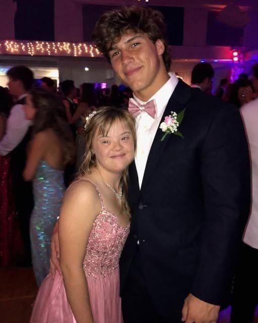 Il quarterback stellare ha chiesto a mia figlia con la sindrome di Down di accompagnarlo al ballo di fine anno, ma quando ho scoperto cosa aveva nascosto nel suo smoking, mi ha sussurrato: “Stai zitta per il suo bene”.