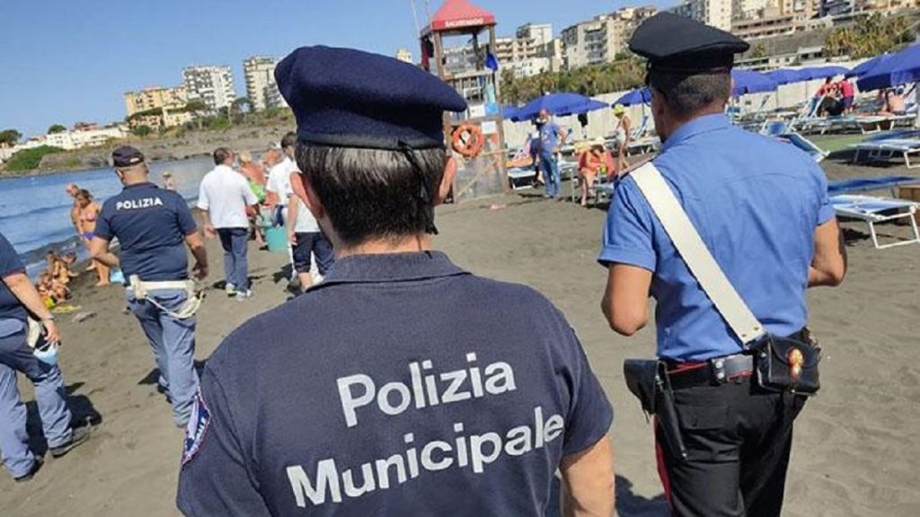 Italia, paura tra i bagnanti: disposta la chiusura immediata della spiaggia (1 / 2)