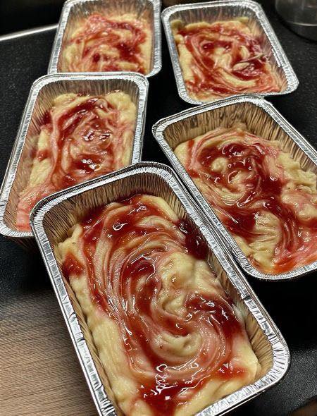 “L’ho preparato lo scorso San Valentino ed è buonissimo! La mia famiglia continuava a mangiarlo e ho dovuto prepararne un altro lotto per regalarlo agli amici, che era il piano originale! Ottima ricetta.”