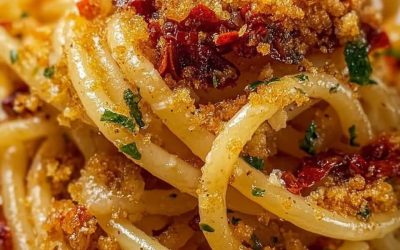 spaghettoni aglio, olio e peperoncino con pomodori secchi e mollica croccante