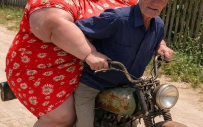 L’intero villaggio è rimasto sbalordito quando un uomo di settant’anni è tornato a casa sulla sua vecchia moto con una donna di quarant’anni più giovane e l’ha presentata a tutti come sua moglie.