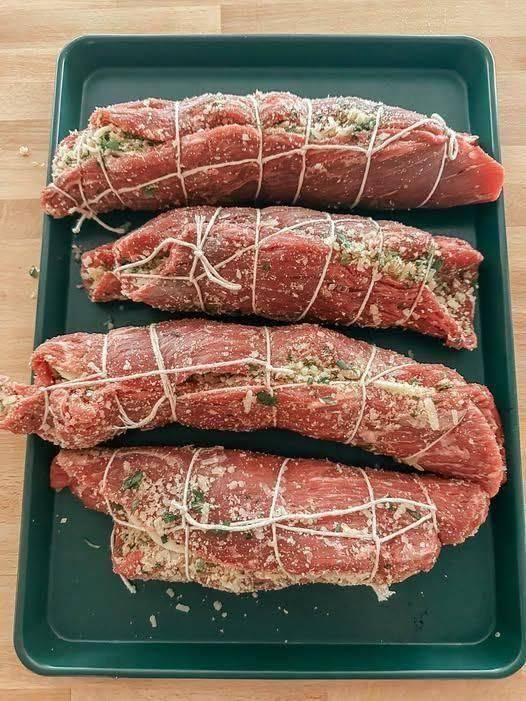 Ahhhhh!! Gli ingredienti per le braciole perfette! Scopri il segreto della tecnica italiana che trasforma la semplice carne di manzo nelle braciole più indimenticabili che tu abbia mai assaggiato! Ricetta completa è nel primo commento