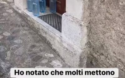 🚪💧 Perché alcune persone mettono bottiglie d’acqua davanti alla porta di casa? Il motivo ti sorprenderà! La ragione di ciò è spiegata nei commenti.
