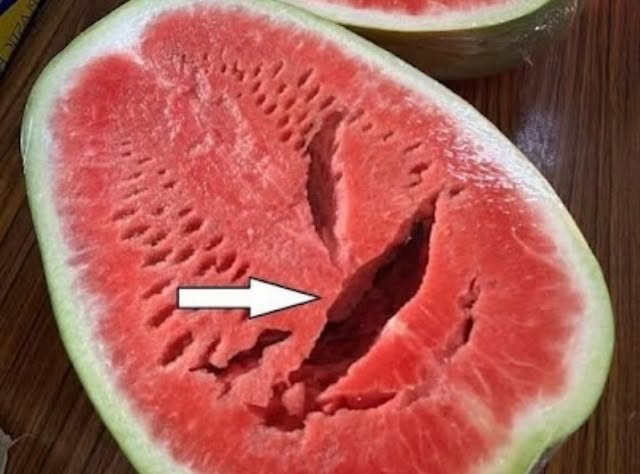 Hai tagliato un’anguria e hai notato delle crepe? Smetti subito di mangiarla! Ecco cosa significa davvero.