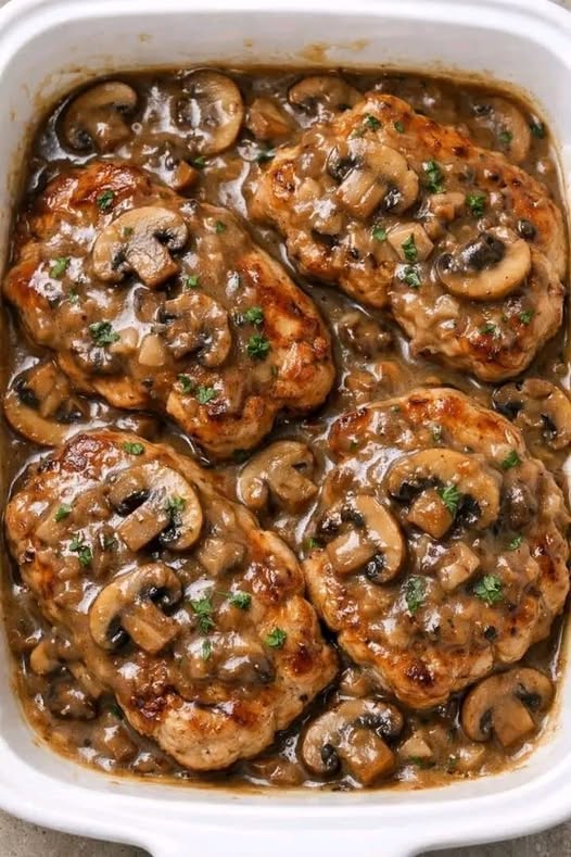 🍄🍗 Petto di pollo in salsa cremosa ai funghi… una ricetta lussuosa dal sapore di ristorante! 😍✨
