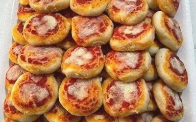 Pizzette super morbide Ricetta di Imma 500gr di farina Manitoba 250ml di acqua 50ml di latte 50 gr di zucchero (diminuite a gusto) 10 gr di lievito di birra… Solo i membri educati ringrazia Ricetta✅👇