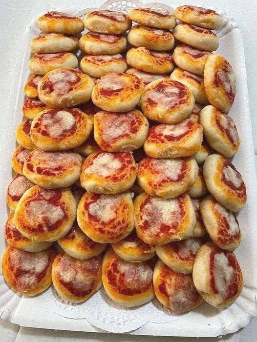 Pizzette super morbide Ricetta di Imma 500gr di farina Manitoba 250ml di acqua 50ml di latte 50 gr di zucchero (diminuite a gusto) 10 gr di lievito di birra… Solo i membri educati ringrazia Ricetta✅👇