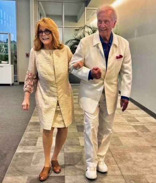 Li riconoscete? 🎬❤️ Decenni fa, questo duo iconico ha illuminato il grande schermo insieme, recitando in un film classico che ha conquistato i cuori di tutto il mondo. 😲 Ora, più di 60 anni dopo, si sono riuniti a 84 e 91 anni.  La loro alchimia, il loro fascino e la loro presenza senza tempo rimangono accattivanti come sempre, a dimostrazione che le vere leggende non svaniscono mai. I fan sono entusiasti di vederli condividere di nuovo il palco in questo momento così emozionante. Volete vedere altre foto e rivivere questa reunion davvero speciale? 👀👇 Date un’occhiata al primo commento per la rivelazione e tutti i dettagli. ⬇️⬇️⬇