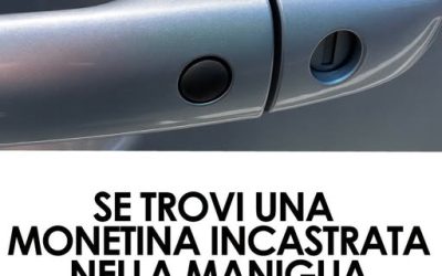 Una moneta nella maniglia dell’auto può sembrare un caso, ma è il segnale di una truffa usata per rubare veicoli in pochi secondi, senza scasso e sotto gli occhi di tutti. Un gesto semplice può salvare l’auto (e avvisare tutti gli altri) ↓