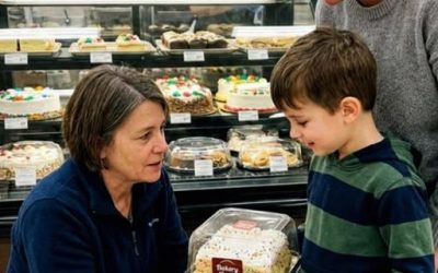 Ho comprato una torta di compleanno per un bambino la cui madre piangeva in pasticceria. La settimana successiva, mia sorella mi ha chiamato urlando: “SAI CHI È STATO?” Sono una madre single di 48 anni e la maggior parte del tempo cerco semplicemente di gestire tutto. Lavoro, bollette, due figli, una vita che non rallenta quasi mai.