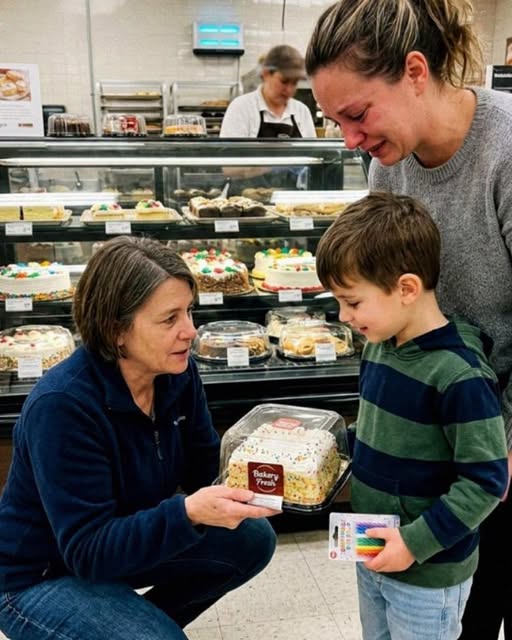 Ho comprato una torta di compleanno per un bambino la cui madre piangeva in pasticceria. La settimana successiva, mia sorella mi ha chiamato urlando: “SAI CHI È STATO?” Sono una madre single di 48 anni e la maggior parte del tempo cerco semplicemente di gestire tutto. Lavoro, bollette, due figli, una vita che non rallenta quasi mai.