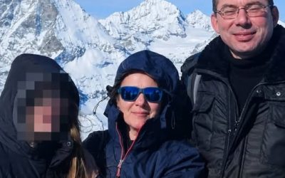Ragazzina u**ide mamma e papà e si…Altro…