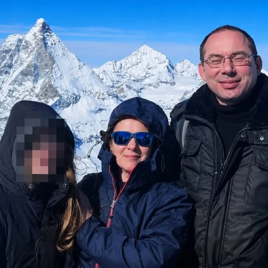 Ragazzina u**ide mamma e papà e si…Altro…