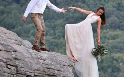 🔴 È successo solo perché volevano una foto indimenticabile. Il marito lascia la presa e la sposa…Altro…