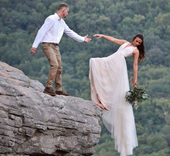 🔴 È successo solo perché volevano una foto indimenticabile. Il marito lascia la presa e la sposa…Altro…