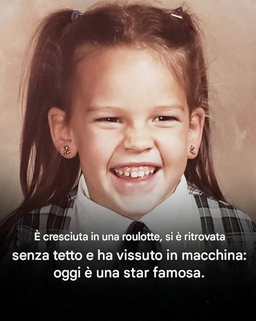 Questa ragazza è cresciuta in una roulotte e ha abbandonato la scuola per inseguire il suo sogno di diventare attrice. Pur vivendo in macchina con sua madre, si è rifiutata di arrendersi. 😳 Oggi è un’icona di Hollywood: il suo nome è nel primo commento qui sotto. 👇