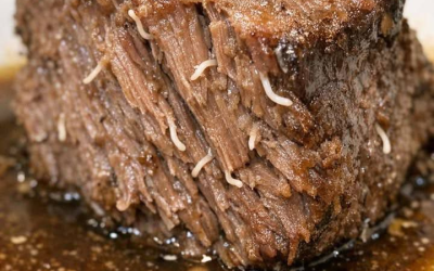 Ho tirato fuori il mio arrosto di manzo dalla pentola a cottura lenta e ho visto queste strane cose bianche e fibrose che spuntavano dalla carne. Sembrano piccoli vermi o parassiti. Ricetta completa👇 💬