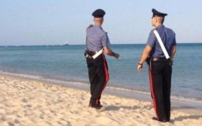 Beccato a farlo dietro gli scogli guardando i bagnanti: cosa gli hanno fatto (2 / 2)