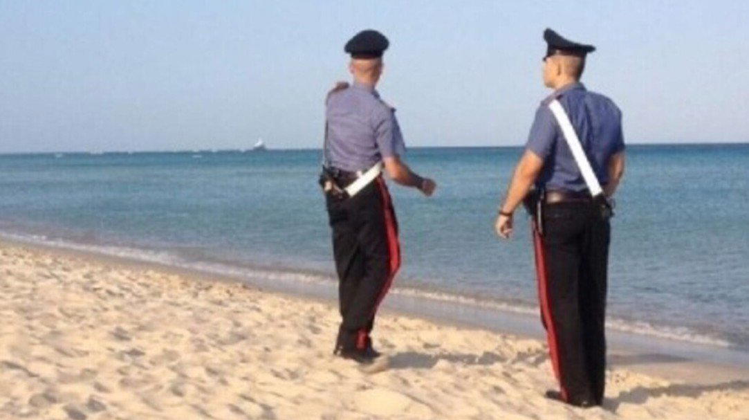 Beccato a farlo dietro gli scogli guardando i bagnanti: cosa gli hanno fatto (2 / 2)
