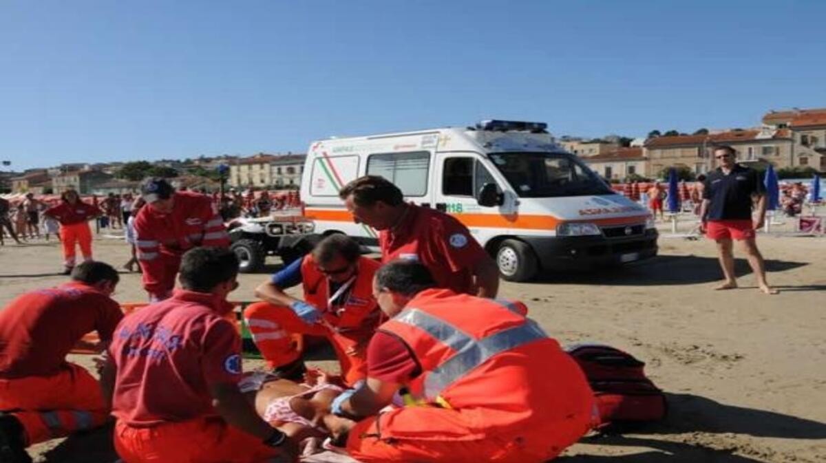 35enne con la figlia di 3 anni in auto sotto il sole: perde la vita abbracciato a lei (1 / 2)