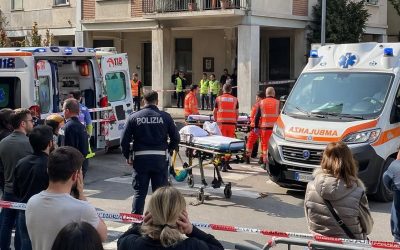 Mamma si getta nel vuoto con i 3 figli in braccio, poco fa la scoperta sul marito (1 / 2)