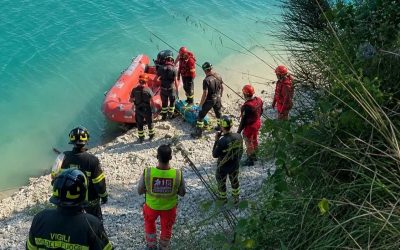 🕯️ La tranquillità si è trasformata in tragedia… Ciò che è accaduto al lago ha fatto versare lacrime a tutti.
