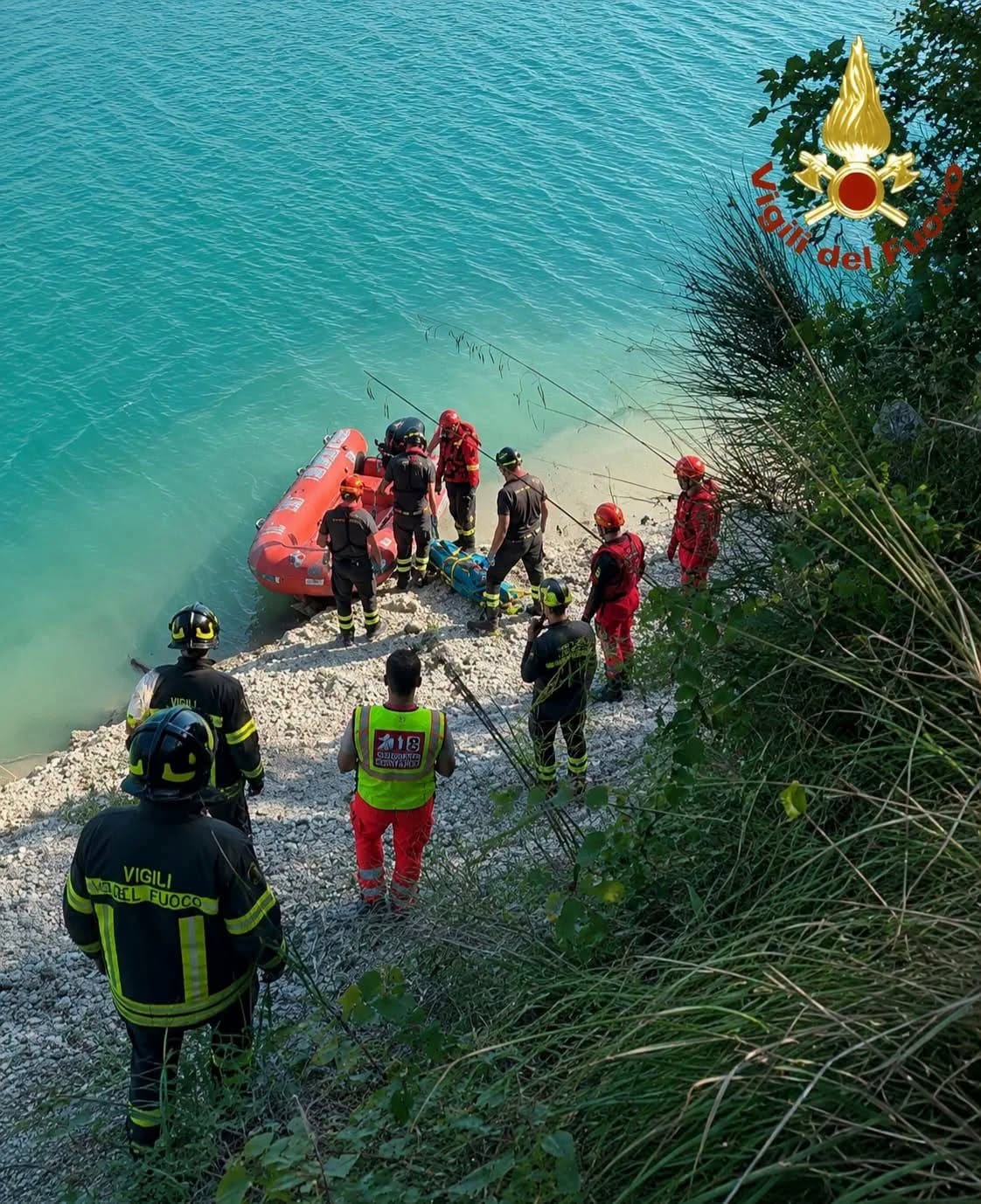 🕯️ La tranquillità si è trasformata in tragedia… Ciò che è accaduto al lago ha fatto versare lacrime a tutti.