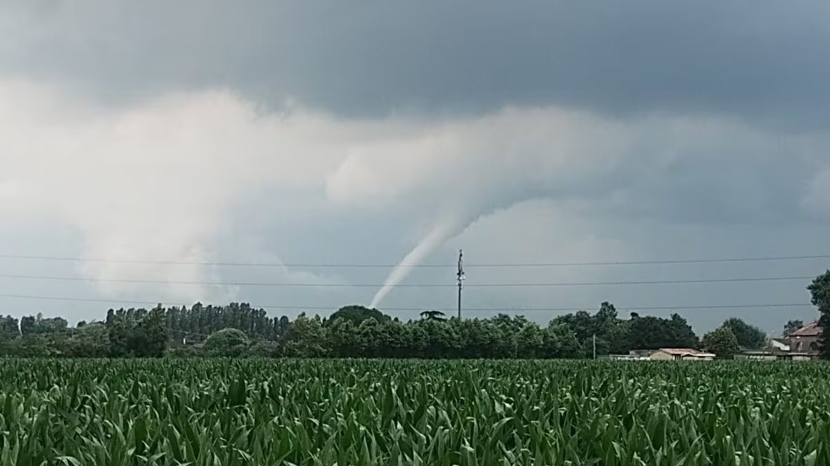 😱 Italia, tornado devasta tutto: ecco le impressionanti imm…Altro…