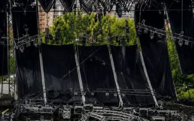 😱🙏 Choc Italia, il palco del concerto crollato per il vento: ci son.. Altro…