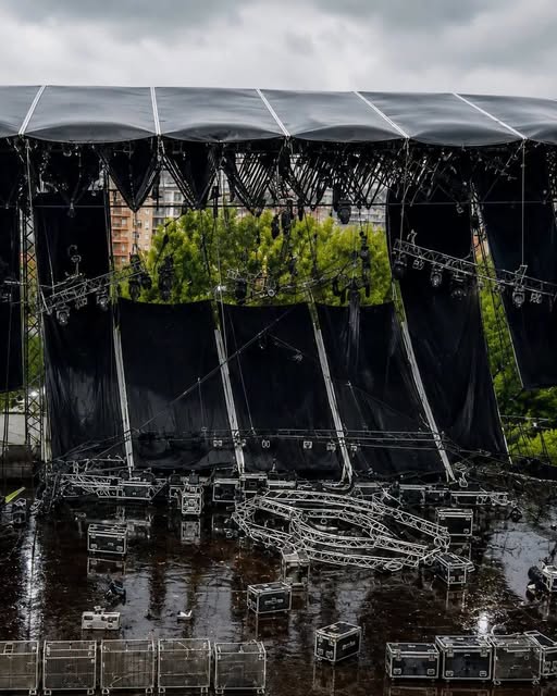 😱🙏 Choc Italia, il palco del concerto crollato per il vento: ci son.. Altro…