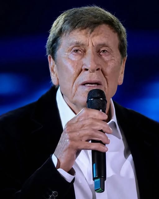 🙏 Gianni Morandi in lacrime ferma il concerto e annuncia che.. Altro…