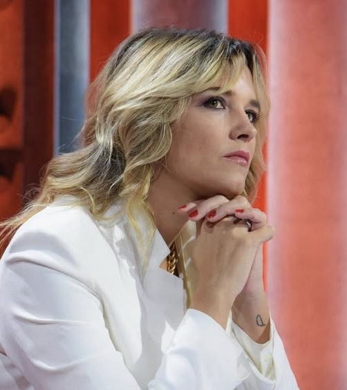 Francesca Barra lascia temporaneamente 4 di Sera Weekend. L’annuncio è arrivato in diretta su Rete 4, tra emozione e commozione.