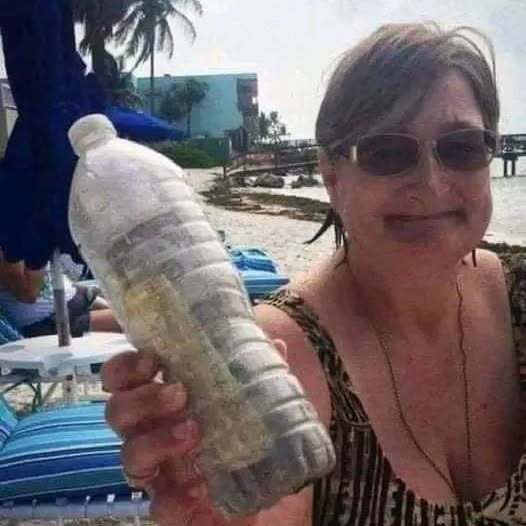 😱 Trova sulla spiaggia una bottiglia con un messaggio: “Ciao, sono…Altro…
