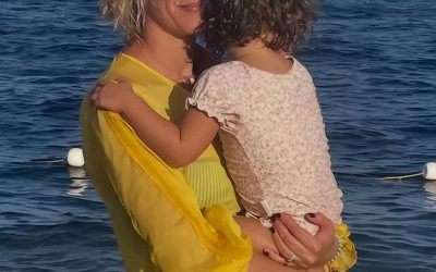 Pellegrini al mare senza il marito. L’annuncio che…Altro…