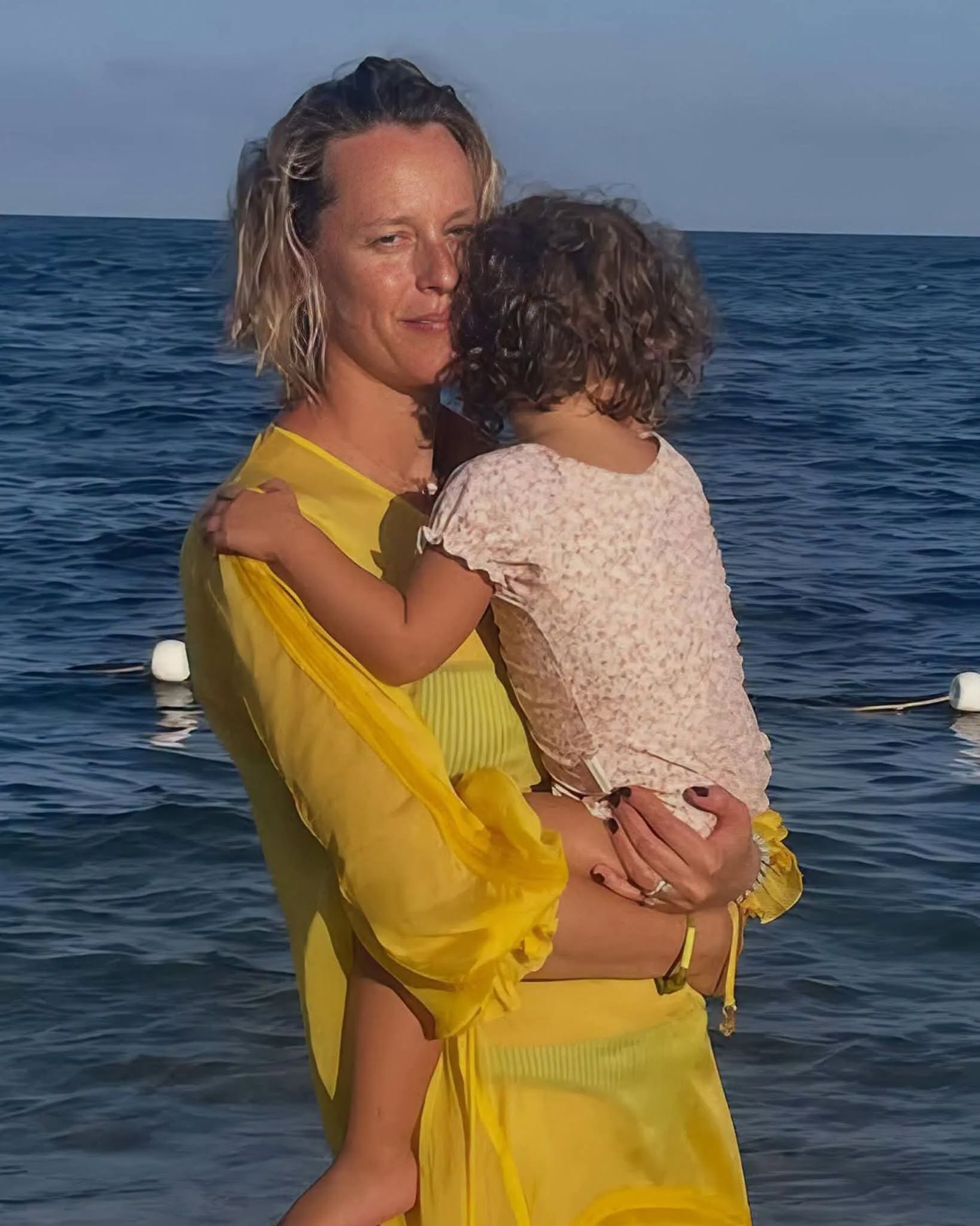 Pellegrini al mare senza il marito. L’annuncio che…Altro…