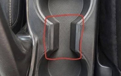 A cosa serve quello strano spazio tra i portabicchieri dell’auto?