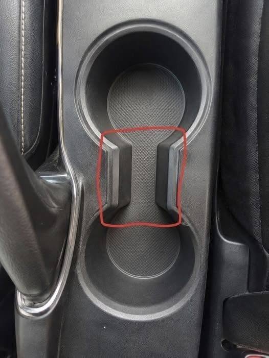 A cosa serve quello strano spazio tra i portabicchieri dell’auto?