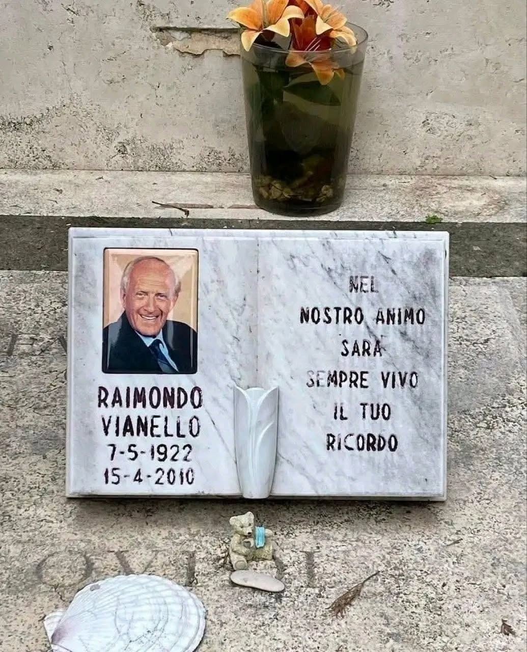 Lapide di Vianello, ma notate il particolare choc: c’è un p…Altro…