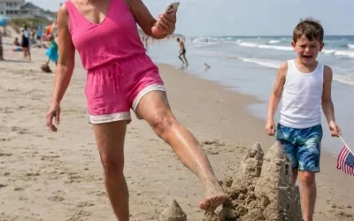 Una donna arrogante ha preso a calci il castello di sabbia di mio figlio, facendolo finire in mare perché “le rovinava la vista” – venti minuti dopo, il bagnino le si è avvicinato con una scatola dorata.