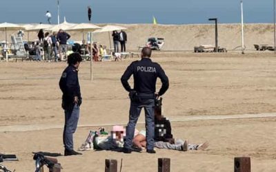 Sesso in spiaggia. Ch*c per la polizia, ecco chi erano (1 / 2)