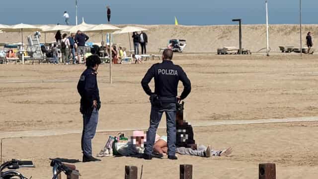Sesso in spiaggia. Ch*c per la polizia, ecco chi erano (1 / 2)
