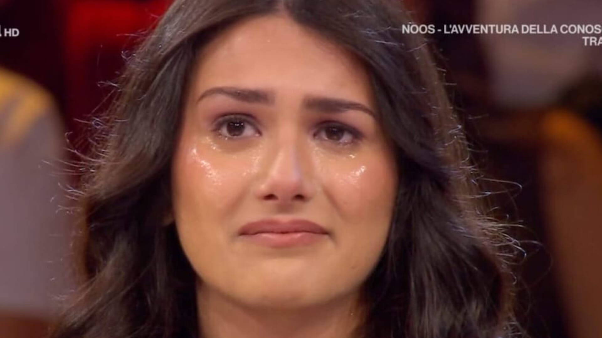 Affari tuoi, Serena accetta il cambio e scoppia a piangere: “I soldi servivano per…” (1 / 2)