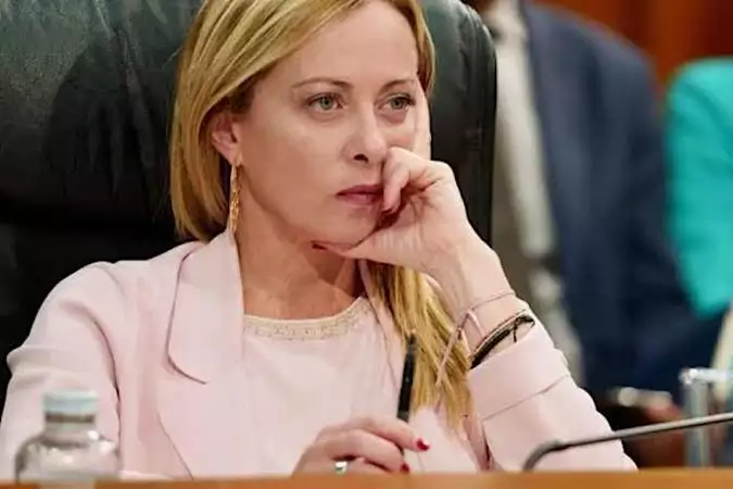 “È crollata”. Giorgia Meloni, ecco cosa sta succedendo : italiani sconvolti (1 / 2)