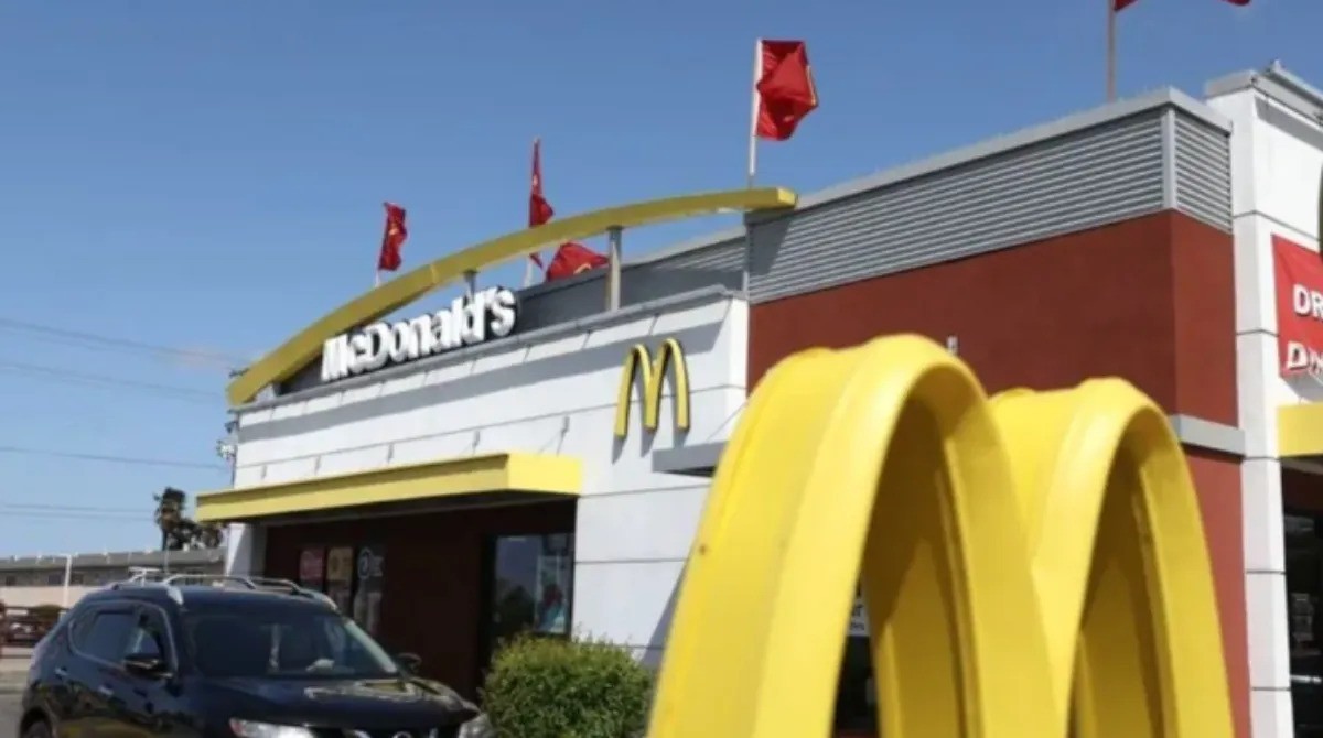 Sp*ratoria al McDonald’s, colpita anche una bimba: il dr*mma (1 / 2)