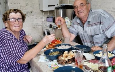 Per trentacinque anni, io e mio marito abbiamo bevuto la stessa bevanda ogni sera. Anni dopo, ho fatto analizzare la bottiglia e il risultato mi ha completamente sorpresa…  Per trentacinque anni, mio ​​marito, Victor, ogni sera alle nove in punto metteva due bicchierini sul tavolo della cucina.  Uno per lui e uno per me.  Prendeva sempre la bottiglia che teneva sullo scaffale più alto della credenza, si versava il liquido scuro e aspettava che io avessi finito il mio bicchiere.  “Un bicchiere per festeggiare un altro giorno trascorso insieme”, diceva sempre.  Quando eravamo appena sposati, lo consideravo persino un’usanza romantica. Pensavo che Victor volesse semplicemente che trascorressimo qualche minuto di tranquillità insieme alla fine di ogni giornata.  Nel corso degli anni, questa abitudine è diventata una parte importante della nostra routine.