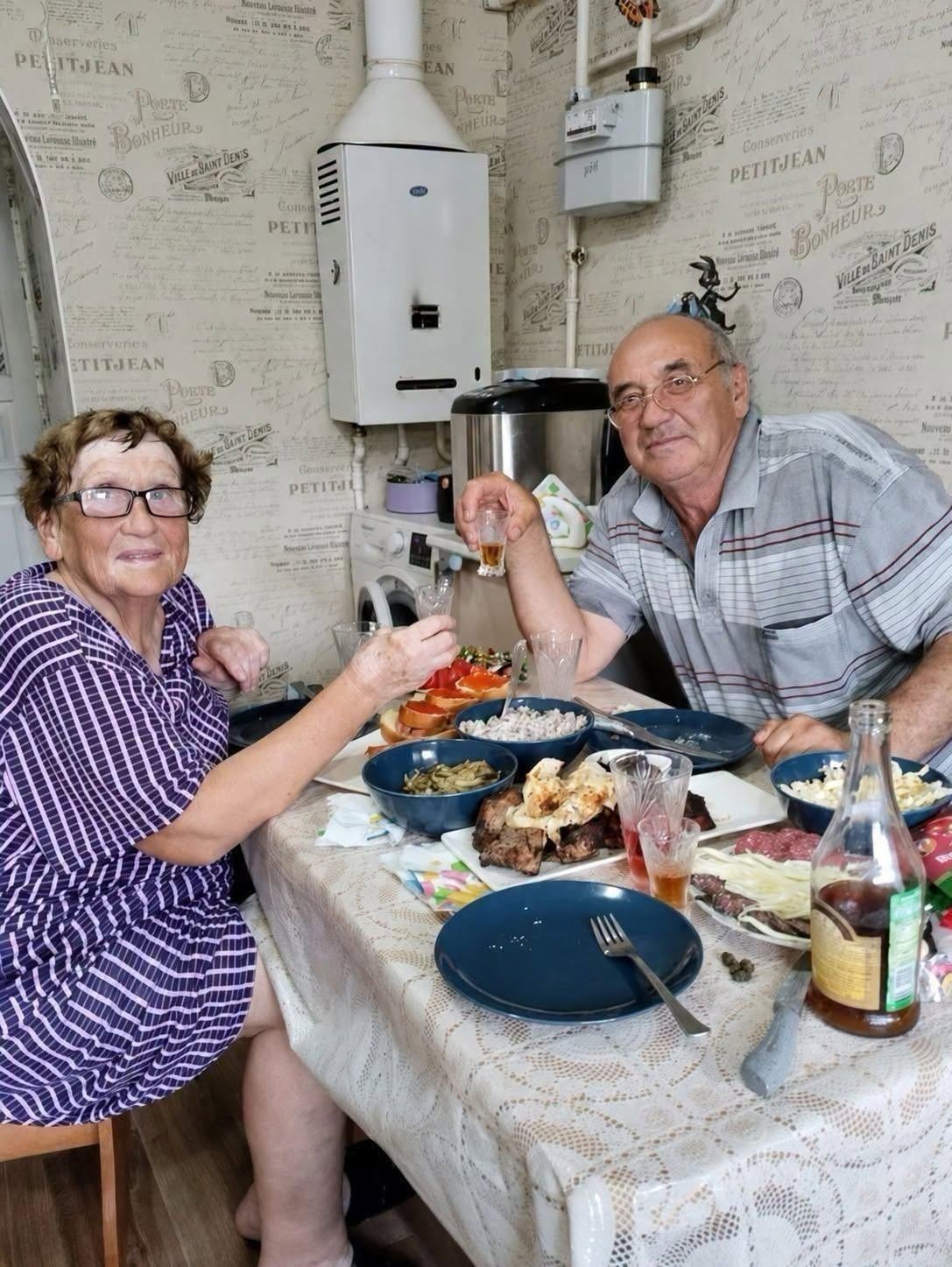 Per trentacinque anni, io e mio marito abbiamo bevuto la stessa bevanda ogni sera. Anni dopo, ho fatto analizzare la bottiglia e il risultato mi ha completamente sorpresa…  Per trentacinque anni, mio ​​marito, Victor, ogni sera alle nove in punto metteva due bicchierini sul tavolo della cucina.  Uno per lui e uno per me.  Prendeva sempre la bottiglia che teneva sullo scaffale più alto della credenza, si versava il liquido scuro e aspettava che io avessi finito il mio bicchiere.  “Un bicchiere per festeggiare un altro giorno trascorso insieme”, diceva sempre.  Quando eravamo appena sposati, lo consideravo persino un’usanza romantica. Pensavo che Victor volesse semplicemente che trascorressimo qualche minuto di tranquillità insieme alla fine di ogni giornata.  Nel corso degli anni, questa abitudine è diventata una parte importante della nostra routine.