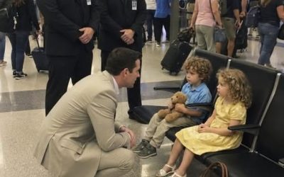 Due gemelli di cinque anni furono lasciati su una panchina all’aeroporto di O’Hare senza un bacio, senza un saluto e senza che nessuno si voltasse a vedere se piangevano. La loro matrigna pensava di poter salire su un aereo e sparire, ma non sapeva che l’uomo che li osservava dall’altra parte del terminal aveva già deciso che quei bambini non sarebbero mai più stati abbandonati. Stavo camminando verso la lounge privata quando la vidi. Una donna con un cappotto beige, trascinando una borsa firmata, si diresse velocemente verso il Gate 17 come se l’aeroporto fosse in fiamme. Dietro di lei, due bambini piccoli faticavano a starle dietro. Un maschio e una femmina. Gli stessi capelli biondi e ricci. Gli stessi grandi occhi azzurri. Lo stesso silenzioso panico. Il bambino stringeva al petto un orsacchiotto di peluche. La bambina gli teneva la mano come se lasciarla potesse farli sparire entrambi. Mi fermai. I miei uomini si fermarono dietro di me. “Capo”, disse Marco a bassa voce, “il suo volo è stato spostato al terminal nord”. Non risposi. Ho visto la donna indicare con decisione una fila di sedili neri vicino al gate. I bambini obbedirono immediatamente. Già solo questo mi bastò. Il bambino si sedette per primo. La bambina gli si strinse accanto, spalla a spalla, con le manine ordinate in grembo. La donna li guardò per un secondo. Poi si voltò, consegnò la carta d’imbarco all’addetto al gate e attraversò il varco. Non si voltò mai indietro. Il terminal continuava a funzionare come se nulla fosse accaduto. La gente sfrecciava con valigie, telefoni, tazze di caffè, passando a pochi centimetri da quei bambini senza vederli. Ma io li vidi. Vidi il bambino stringere la presa sul suo orsacchiotto. Vidi la bambina fissare il portellone che si chiudeva finché il mento non le tremò. Nessuno dei due pianse. E fu questo a colpirmi di più. I bambini che credono che qualcuno verrà a prenderli piangono. I bambini che sanno che non verrà nessuno restano in silenzio. Mi mossi d’istinto, senza pensare. Marco mi afferrò il braccio. «Ryker…» Mi scrollai di dosso la sua presenza e attraversai il terminal. Quando mi accovacciai davanti a loro, la ragazza alzò lo sguardo verso di me con occhi del colore di un cielo invernale. Non si mosse. In qualche modo, questo mi fece ancora più male. «Dov’è vostra madre?» chiesi a bassa voce. Il ragazzo abbassò lo sguardo sul suo orsacchiotto. «Non è nostra madre», disse. Senza parole. Con una voce impostata. Come se fosse stato provato innumerevoli volte. Deglutii a fatica. «Come vi chiamate?» «Io sono Lily», sussurrò la ragazza. «Quello è Owen.» «Quanti anni avete?» «Cinque», disse Owen. «Siamo gemelli.» Mi abbassai per sedermi accanto a loro invece di rimanere in piedi sopra di loro. I miei uomini formarono un perimetro di sicurezza, ma feci loro un cenno di allontanamento. «Vi sta venendo qualcuno a cercare?» chiesi. Lily scosse lentamente la testa. Mi si gelò il sangue nelle vene. Per quindici anni mi ero costruito un’immagine di uomo temuto. La Ryker Steel non esitava. La Ryker Steel non si ammorbidiva. La Ryker Steel non si intrometteva a meno che non fosse richiesto potere, denaro o sangue. Ma quei due bambini se ne stavano seduti lì come se fossero già stati dimenticati. E qualcosa dentro di me si spezzò. “Sapete dov’è vostro padre?” chiesi. Il labbro di Owen tremò. “È morto”, disse Lily a bassa voce. “Ha detto che ormai eravamo troppo un problema.” Marco borbottò una parolaccia alle mie spalle. Guardai verso il portellone d’imbarco chiuso, poi di nuovo verso i gemelli. La loro matrigna pensava che fosse scomparsa nel cielo. Si sbagliava. Tirai fuori il telefono e feci una chiamata. “Fermate quell’aereo”, dissi. “E trovate la donna con il cappotto beige.” La piccola mano di Lily si infilò nella mia. E in quel momento decisi che non li avrei mai più lasciati indietro. La storia è troppo lunga per essere pubblicata nella didascalia, quindi dite semplicemente “sì”. La storia completa sarà nei commenti qui sotto. La vostra interazione mi motiva a condividere altre belle storie.