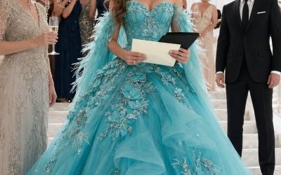 La donna delle pulizie era stata invitata per scherzo in una villa piena di ricchi uomini d’affari, gioielli costosi e calici di cristallo. La padrona di casa sussurrò: “Invitala. Così tutti si faranno una bella risata”. Ma lei apparve calma e composta, guardò il figlio di famiglia e tirò fuori le prove che aveva nascosto per tre anni. PARTE 1 “Invita la ragazza che pulisce i bagni… ma dille di vestirsi elegante. Sono curiosa di vedere con quale abito ridicolo si presenterà.” La risata di Chloe Mitchell echeggiò nel salotto di marmo come se fosse una parte perfettamente normale dell’arredamento. Ava Covington, proprietaria di una delle ville più famose di Nashville, non rise subito. Prima, lanciò un’occhiata attraverso le vetrate a tutta altezza, dove Lisa Davis, nella sua uniforme blu da addetta alle pulizie, stava strofinando il corridoio. I suoi capelli erano raccolti in una semplice treccia. Poi sorrise. “Non è una cattiva idea”, disse, alzando il suo calice di champagne. “A dire il vero, questa sarà la barzelletta migliore alla mia festa di compleanno.” Harper Knowles e Savannah Abbott risero educatamente e nervosamente, una risata che suonava elegante solo perché accompagnata da un vino costoso. Le quattro donne si incontravano ogni martedì per criticare i matrimoni, vantarsi di vacanze di lusso e fingere che la crudeltà fosse una forma di umorismo. Lisa lavorava a Villa Covington da tre anni. Ogni mattina arrivava alle sette, puliva le stanze dove nessuno le dava il buongiorno, lucidava i vetri di cristallo che valevano più del suo affitto mensile e spariva dall’ingresso riservato al personale prima dell’arrivo degli ospiti importanti. Aveva ventotto anni, occhi color miele e un atteggiamento calmo che, per qualche inspiegabile ragione, irritava Isabela. “Lisa!” chiamò Ava dalla veranda. La giovane donna posò lo straccio e si avvicinò. “Le serve qualcosa, signora?” Ava tirò fuori un invito color crema con scritte dorate. “La mia festa di compleanno è sabato. Ho deciso di invitarla.” Lisa diede un’occhiata all’invito. Non sorrise, né sembrò sorpresa. “Grazie, signora Covington.” “È un’occasione formale”, aggiunse Ava, con la precisione di un ago. “Giusto per evitare fraintendimenti.” Non appena Ava tornò dalle amiche, le quattro donne scoppiarono a ridere. “Ha risposto?” chiese Chloe. “Certo”, rispose Ava. “Le persone come lei non si rendono mai conto di essere usate per il divertimento.” Nessuna di loro notò che, non appena Lisa rimase sola, infilò l’invito nella tasca della divisa e tirò un profondo respiro, come se avesse finalmente ricevuto il segno che aspettava da anni. Quella sera, si cambiò nel suo piccolo appartamento a East Nashville, fece una doccia e si sedette sul bordo del letto. L’invito era sul comodino accanto a lei. Lo lesse di nuovo. Poi compose un numero che non aveva salvato ma che conosceva a memoria. “Pronto?” La voce dell’uomo era profonda e calma, con l’inconfondibile autorevolezza di un vecchio allevatore del Montana. “Nonno”, disse Lisa. “È ora.” Dall’altra parte del telefono calò il silenzio. “Ne è sicuro?” “Assolutamente.” L’anziano fece un respiro profondo. “Allora iniziamo domani.” Lisa riattaccò. Per la prima volta quel giorno, sorrise. La mattina seguente, Ava fece colazione in veranda con il figlio maggiore, Zachary. Dalla morte del padre, aveva gestito l’attività di famiglia. Aveva 34 anni, era di natura seria e preferiva osservare piuttosto che parlare. “Ho invitato Lisa alla mia festa”, disse Ava con orgoglio, come se stesse raccontando una barzelletta spiritosa. Zachary alzò lo sguardo. Lisa Davis? “La donna delle pulizie. Chloe l’ha trovato divertente.” Zachary posò la tazza di caffè, mezza piena. “Non va bene, mamma.” Ava rise amaramente. “Non volevo sentire la tua opinione.” “Lo so,” rispose lei, alzandosi. “Volevo solo che qualcuno te lo dicesse prima che fosse troppo tardi.” Ava lo osservò, infastidita. Non capiva perché suo figlio si preoccupasse tanto di una governante. Il sabato si aprì con un sole splendente, fiori bianchi, camerieri in uniforme e trecento ospiti influenti. Alle 20:30, mentre Ava stava controllando la lista degli invitati, un’elegante auto nera si fermò davanti all’ingresso principale della villa. Non era una limousine. Non ce n’era bisogno. L’autista scese e aprì la portiera posteriore. Una donna con un abito da sera verde smeraldo, gioielli antichi e una tranquilla sicurezza che zittì all’istante la prima guardia di sicurezza, uscì dall’auto. Ava fece capolino dall’altro lato del vialetto. Ci mise qualche secondo a riconoscerla. Era Lisa. E non aveva idea di cosa stesse per succedere… Scrivi “SÌ” se sei pronto per la prossima parte e te la invierò subito… Scrivi [testo incomprensibile] se [testo incomprensibile] 𝙘𝙤𝙢𝙥𝙡𝙚𝙩𝙖 𝙖𝙦𝙪í,