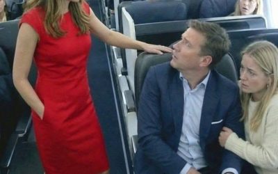 **A 9.000 metri di altitudine trovai mio marito con la sua segretaria sullo stesso volo… e quello che feci dopo gli costò tutto.** A esattamente **9.000 metri di altitudine**, sul volo 405 da **Boston a Denver**, Claire Morgan capì che il suo matrimonio era stato costruito su una bugia. Fino a pochi istanti prima era soltanto una donna stanca, seduta su un aereo affollato per un viaggio di lavoro. Poi, senza alcun preavviso, vide suo marito comodamente seduto in prima classe con un’altra donna appoggiata alla sua spalla. Claire aveva trentadue anni. Era una donna determinata, di successo e molto rispettata come direttrice operativa di una grande impresa di costruzioni. Ryan, suo marito, aveva trentacinque anni e lavorava come brillante responsabile vendite per una società internazionale di logistica vicino al quartiere di Charles River. Da fuori sembravano la coppia perfetta. Un elegante appartamento. Auto di lusso. Vacanze invernali a Vail. Foto al mare a San Diego. Sorrisi impeccabili sui social. Tutti erano convinti che il loro matrimonio fosse perfetto. Ma Claire aveva iniziato a notare piccoli cambiamenti molto tempo prima di quel volo. Negli ultimi sei mesi i viaggi di lavoro di Ryan erano diventati sempre più frequenti. All’inizio erano occasionali. Poi, quasi da un giorno all’altro, era via quasi ogni settimana per diversi giorni. Le sue spiegazioni sembravano sempre credibili. Clienti in emergenza. Contratti urgenti. Riunioni decisive. Claire era una persona che si fidava. Non era mai stata il tipo di moglie che controllava il telefono del marito. Eppure c’era un nome che continuava a tormentarla. **Chloe.** La segretaria di Ryan. Giovane. Bellissima. Sempre discreta davanti agli altri. E con uno sguardo rivolto a Ryan come se fosse il centro del suo universo. Durante una festa aziendale a Seattle, Chloe gli rimase accanto tutta la sera. Rideva a ogni sua battuta. Trovava continuamente una scusa per sfiorarlo. Lo osservava con un’ammirazione impossibile da nascondere. Quando Claire glielo fece notare, Ryan liquidò tutto con una sola frase. **«Ti stai facendo troppi film.»** Poi pronunciò quelle parole che ora le sembravano preparate da tempo. **«Sei troppo insicura.»** Quella mattina di martedì Claire prese il volo delle sette diretto a Denver per risolvere un grave problema con un fornitore. Era esausta. Dormiva poco da giorni. Dopo i controlli di sicurezza comprò un caffè costosissimo in aeroporto e salì a bordo. Ryan le aveva detto che stava volando a Portland. Pochi minuti prima dell’imbarco Claire gli scrisse: **”Buon volo. Ti amo.”** La risposta arrivò quasi subito. **”Anch’io ti amo. Sto salendo adesso sul volo per Portland.”** Claire mise via il telefono e raggiunse il suo posto. Fila quattordici. Posto finestrino. Chiuse gli occhi. Poi sentì una voce. **«Prendi tu il posto vicino al finestrino, amore.»** Il cuore le si fermò. Lentamente si sporse verso il corridoio e guardò in direzione della prima classe. Ryan era lì. Stava sistemando la valigia di Chloe nella cappelliera. Con la naturalezza di un marito che aiuta la propria moglie. Chloe indossava un cappotto color crema che Claire riconobbe immediatamente da una foto di un evento aziendale di qualche mese prima. E il sorriso che gli rivolse non aveva nulla di professionale. Era il sorriso di una donna convinta di avere il diritto di stare al suo fianco. Claire sentì mancarle il respiro. Ma rimase perfettamente calma. Non urlò. Non pianse. Non li affrontò. Osservò. Vide Ryan sedersi accanto a Chloe. Vide Chloe togliersi le scarpe e rannicchiarsi vicino a lui come se fosse il posto più naturale del mondo. Vide Ryan appoggiare la mano sulla sua con una naturalezza disarmante. Dopo il decollo Chloe appoggiò la testa sulla sua spalla. Poco dopo la posò sulle sue gambe. Ryan le spostò delicatamente una ciocca di capelli dal viso. Un gesto di tenerezza che Claire non riceveva da mesi. Poi arrivò il momento che cambiò tutto. Un’assistente di volo si avvicinò sorridendo. **«Signore, sua moglie desidera una coperta?»** Ryan sorrise. **«Sì, grazie.»** Non la corresse. In quell’istante qualcosa dentro Claire smise di farle male. Diventò semplicemente… Ghiaccio. Si alzò lentamente dal suo posto. Si sistemò la giacca. E camminò verso la prima classe mentre i passeggeri la osservavano in silenzio. Ryan la vide soltanto quando era ormai davanti a lui. Il suo viso impallidì. Chloe sobbalzò terrorizzata. Per alcuni interminabili secondi nessuno parlò. Poi Claire sorrise. Un sorriso lento. Freddo. Quel tipo di sorriso che fa capire ai colpevoli, troppo tardi, di aver commesso un errore irreparabile. Si chinò leggermente verso Ryan e sussurrò: **«Beh, tesoro… la tua moglie di riserva è molto più giovane di quanto immaginassi.»** Ryan provò a parlare. Ma non uscì alcuna parola. Chloe sembrava paralizzata. Claire infilò la mano nella borsa. Estrasse il telefono. E fece quella telefonata che avrebbe distrutto per sempre la vita che Ryan aveva costruito con tanta attenzione. **😳 Quello che accadde dopo cambiò tutto…** **👉 La storia completa ti aspetta nel primo commento. Lascia un “SÌ” nei commenti e metti “Mi piace” per continuare a leggere. 👇👇**